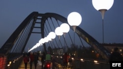 Globos iluminan el antiguo trazado del Muro de Berlín