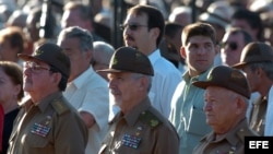 Raúl Castro (i) y los comandantes Ramiro Valdés (c) y Guillermo García (d). Foto Archivo.