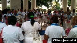 Domingo 18 de Octubre Damas de Blanco y activistas en Parque Gandhi Reporta Cuba Foto Angel Moya.