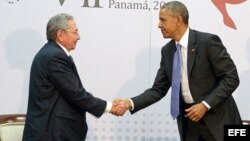 HISTÓRICA REUNIÓN ENTRE EL PRESIDENTE DE EEUU, BARACK OBAMA Y DE CUBA, RAÚL CASTRO