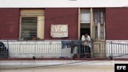  Un hombre camina junto a una casa que se encuentra a la venta hoy, lunes 12 de noviembre de 2012, en La Habana (Cuba). Un año después de que el Gobierno legalizara la compraventa de casas entre particulares, ha surgido en Cuba un nuevo y particular merca