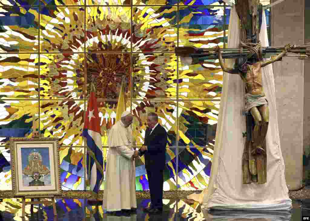 Raúl Castro recibe al papa Francisco en el Palacio de la revolución.