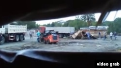 Instantánea de un momento de la destrucción de las viviendas por parte de la policía, visto en un video compartido en YouTube por Diario de Cuba.