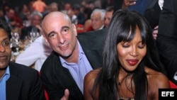 El hijo del líder cubano Fidel Castro, Alejandro Castro (c), posa con la modelo británica Naomi Campbell (d) durante la cena de gala que cerró el XVII Festival Internacional del Habano.