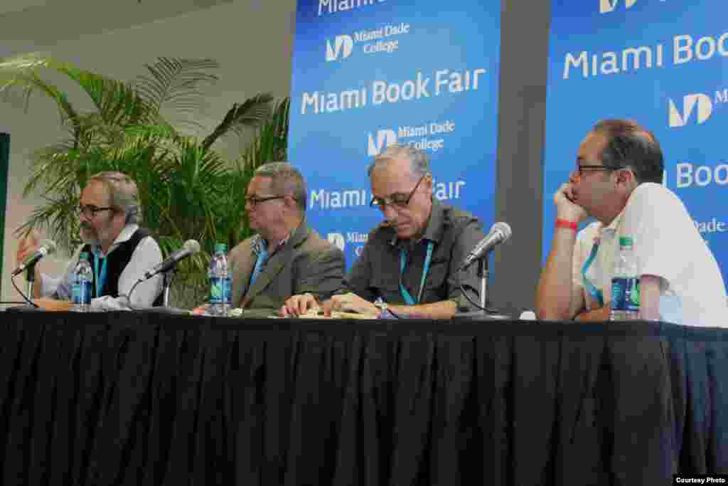 Integrantes de la mesa de discusión &quot;El cuento vivito y coleando&quot;. Ubaldo Medina, Luis de la Paz, José M. Fernández Pequeño y Manuel (Many) López (i-d).