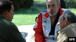 Fotografía de archivo. Fidel Castro (c) y su hermano, el actual gobernante de Cuba, Raúl (d), con el mandatario venezolano, Hugo Chávez (i) en La Habana.