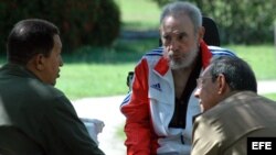 Fotografía de archivo. Fidel Castro (c) y su hermano, el actual gobernante de Cuba, Raúl (d), con el mandatario venezolano, Hugo Chávez (i) en La Habana.