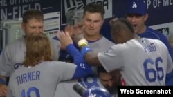 Yasiel Puig (d) y otros jugadores de los Dodgers felicitan al japonés Maeda.