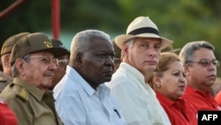 Raúl Castro, el presidente del Parlamento Esteban Lazo y el vicepresidente Miguel Diaz-Canel (C). (Archivo)