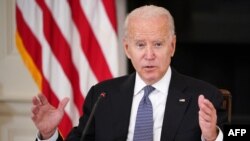  El presidente de los Estados Unidos, Joe Biden, habla durante una reunión con líderes cubanoamericanos en el Comedor Estatal de la Casa Blanca en Washington, DC