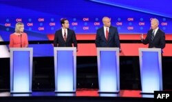 De izquierda a derecha, la senadora de Nueva York Kirsten Gillibrand, el ex secretario de Vivienda Julián Castro, el senador de Nueva Jersey Cory Booker y el ex vicepresidente Joe Biden (Foto: Jim Watson/AFP).