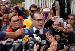 Los abogados de Lula, Cristiano Zanin y Valeska Teixeira Zanin Martins, hablan con la prensa al salir de la prisión de Curitiba tras visitar al ex presidente (Foto: Henruy Milleo/AFP). Parana State,