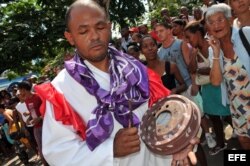 Integrantes del grupo folclórico "Obbá Niqué" actúan durante la celebración de La Rumba más Larga, en la provincia de Matanzas.