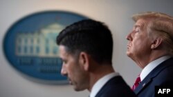 El Presidente Donald Trump escucha el viernes en la Casa Blanca la explicacion del secretario interino de Seguridad Nacional Chad Wolf (Jim Watson/AFP).