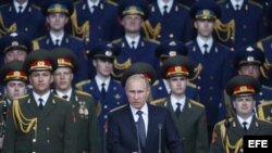 El presidente ruso Vladimir Putin (c) durante la inauguración del foro militar Armada-2015 en el parque de las Fuerzas Armadas rusas en Moscú, Rusia.