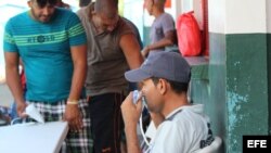  Los cubanos indocumentados varados en la frontera de Panamá con Costa Rica reciben hoy, 6 de enero de 2016, revisión médica y vacunación, luego que uno de los isleños falleciera ayer debido a la gripe AH1N1, en Progreso (Panamá).