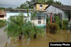 Una vivienda inndada por las copiosas lluvias del huracán Michael sobre Pinar del Río