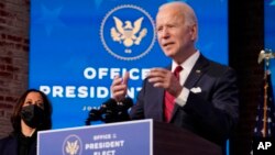 El presidente electo, Joe Biden, junto a la vicepresidenta electa, Kamala Harris, anuncia en Wilmington, Delaware, el 15 de enero de 2021, su ambicioso plan de vacunación.