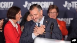 El senador cubanoamericano de Texas, Ted Cruz, habla durante una fiesta del partido la noche electoral, el martes 5 de noviembre de 2024 en el Marriott Marquis de Houston. (AP Foto/LM Otero)