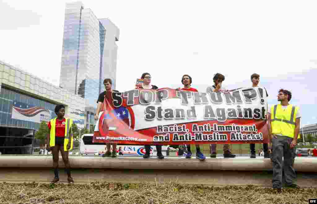 Opositores de la candidatura presidencial de Donald Trump protestan en las inmediaciones del estadio Quicken Loans de Cleveland, Ohio.