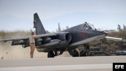 Un avión de combate SU-25 ruso en la base siria de Hmeymim, a las afueras de Latakia.