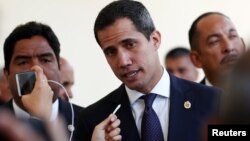 El presidente interino de Venezuela, Juan Guaidó, arriba a una sesión de la Asamblea Nacional, el 19 de marzo. 