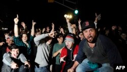 Fanáticos de los Medias Rojas celebran en Boston.