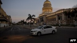 Una patrulla de la policía en La Habana. YAMIL LAGE / AFP