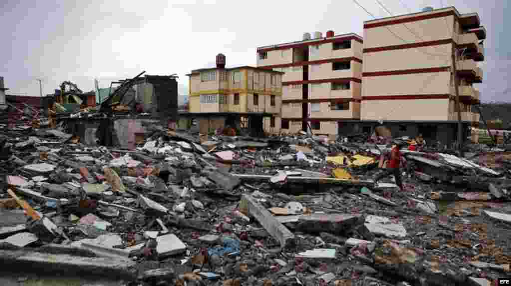 Cubanos se recuperan hoy, miércoles 5 de octubre de 2016, de los destrozos y estragos causados por el paso del huracán Matthew en Baracoa, provincia de Guantánamo (Cuba).