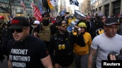 En el centro, con megáfono, Enrique Tarrio, líder de Proud Boys, en una protesta en Washington el 14 de noviembre. REUTERS/Jim Urquhart.