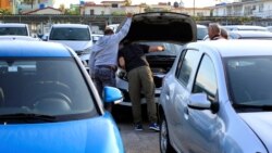 Potenciales compradores de autos inspeccionan un automóvil en La Habana, Cuba, el 25 de febrero del 2020.EUTERS/Stringer NO RESALES. NO ARCHIVES.