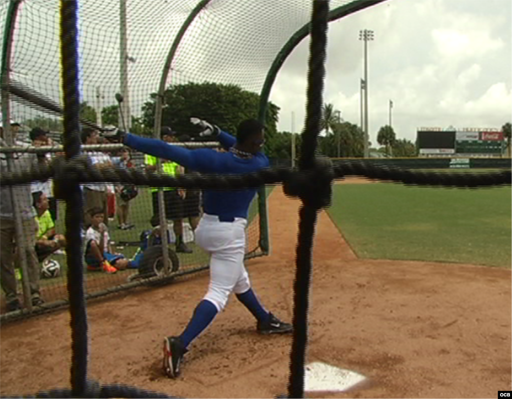 Rusney Castillo batea una bola hacia el jardín central.