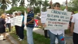 Cubanos protestan frente a la compañía de cruceros Carnival