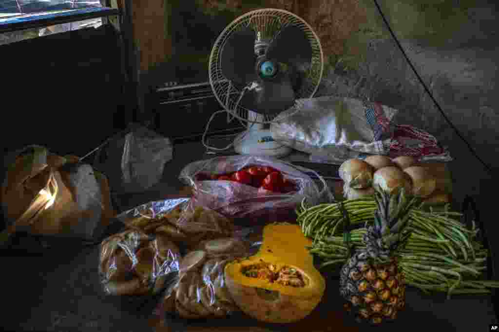 El desabastecimiento y el incremento de los costos, el mercado negro y la reventa por parte de particulares de bienes básicos están golpeando el bolsillo de los cubanos.&nbsp;