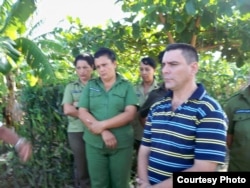 Oficial de la Seguridad del Estado Douglas Torres, en un acto de repudio a la familia de orlando Zapata Tamayo en Banes, Holguín (CIRCA, 2010). Foto cedida a la periodista Idolidia Darias.