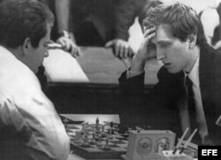 Boris Spassky (i) vs Bobby Fischer (d).