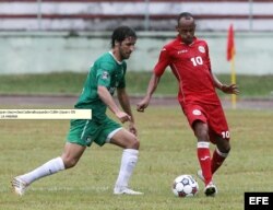 El jugador del Cosmos Raúl González (i) disputa el balón con el cubano Ariel Pedro Martínez (d).