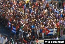 Cubanos se agolpan junto a la embajada estadounidense para presenciar la ceremonia.