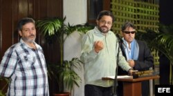 Al centro, el segundo jefe de las FARC) Luciano Marín (c), alias Iván Márquez,