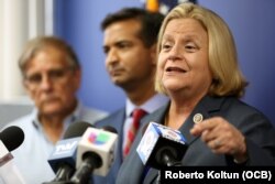 Carlos Curbelo (centro) e Ileana Ros-Lehtinen, junto al líder venezolano Ernesto Ackerman, en Miami.