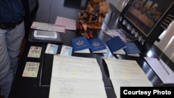 Imagen del Ministerio del Interior ecuatoriano con parte de los documentos y pasaportes decomisados.