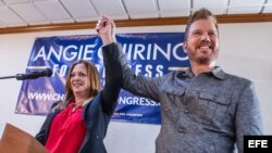  Angie Chirino (i), hija del cantante cubano-estadounidense Willy Chirino (d), saluda junto a su padre durante la presentación de su candidatura a la Cámara de Representantes de Estados Unidos hoy, jueves 18 de enero de 2018, en el restaurante Versailles 