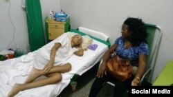 Berta Soler visita en el hospital a Xiomara de las Mercedes Cruz Miranda. (Facebook/FNCA)