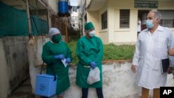 Trabajadores de la salud cubanos hacen pruebas de PCR.AP Photo/Ismael Francisco