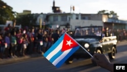 La caravana que traslada los restos del líder de la revolución cubana, Fidel Castro, se dirige hacia el cementerio Santa Ifigenia.