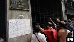 Reporteros esperan a la salida del edificio donde se encuentra el despacho de la fiscal Viviana Fein en Buenos Aires (20 de enero, 2015).