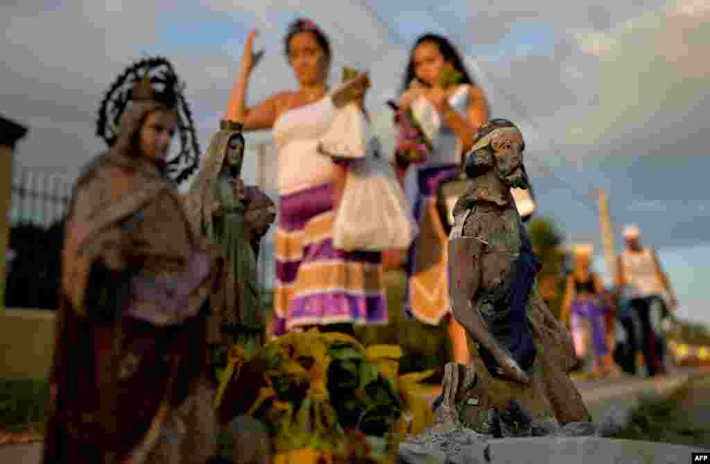 Peregrinos caminan hacia El Rinc&#243;n, en La Habana, para adorar a San L&#225;zaro, o Babal&#250; Ay&#233;, en su d&#237;a. Yamil Lage/AFP