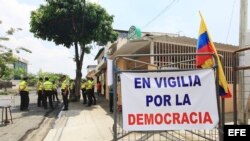 Militares ecuatorianos custodian las inmediaciones del Consejo Nacional Electoral (CNE) en la ciudad de Guayaquil.