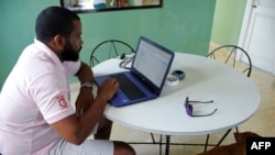 El periodista Abraham Jiménez Enoa, en una foto tomada en La Habana, en 2016. (Yamil LAGE/AFP)