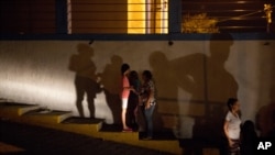 Imagen de venezolanos sin energía eléctrica, en El Calvario, Caracas. (AP Photo/Fernando Llano).